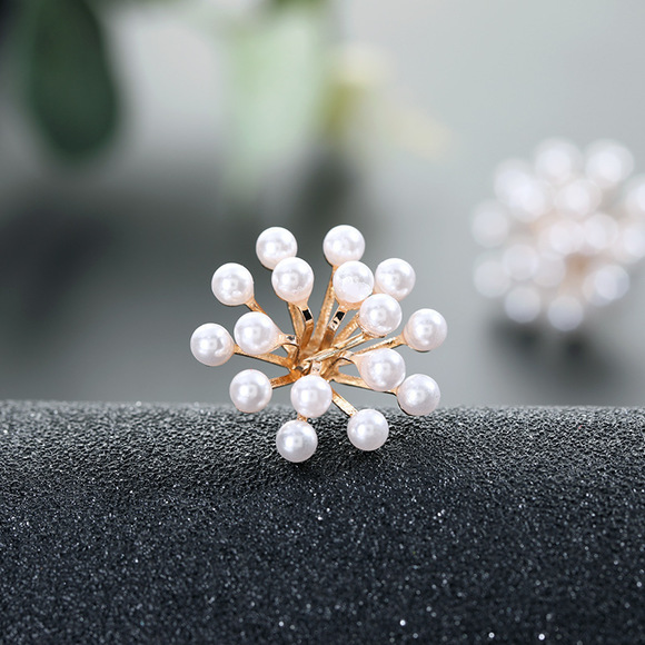 Elegant Geometric Pearl Stud Earrings - Picture 2 of 5